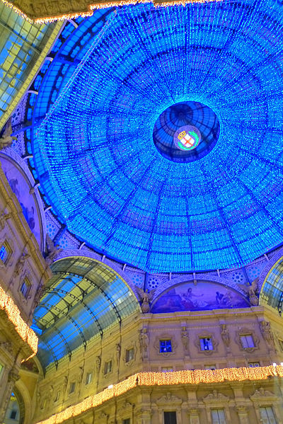 Night photo at Christmas: Wikimedia Commons