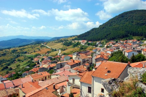 valentinadesantis.com/walking-through-pietrabbondante